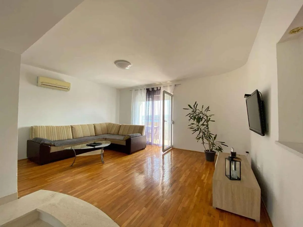 Two-Bedroom Apartment In Maslenica I